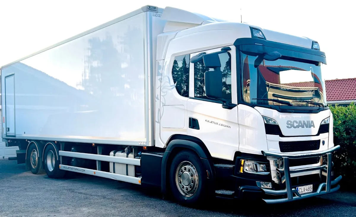 Kuljetus J. Silvánin umpinainen Scania kuorma-auto takalaitanostimella