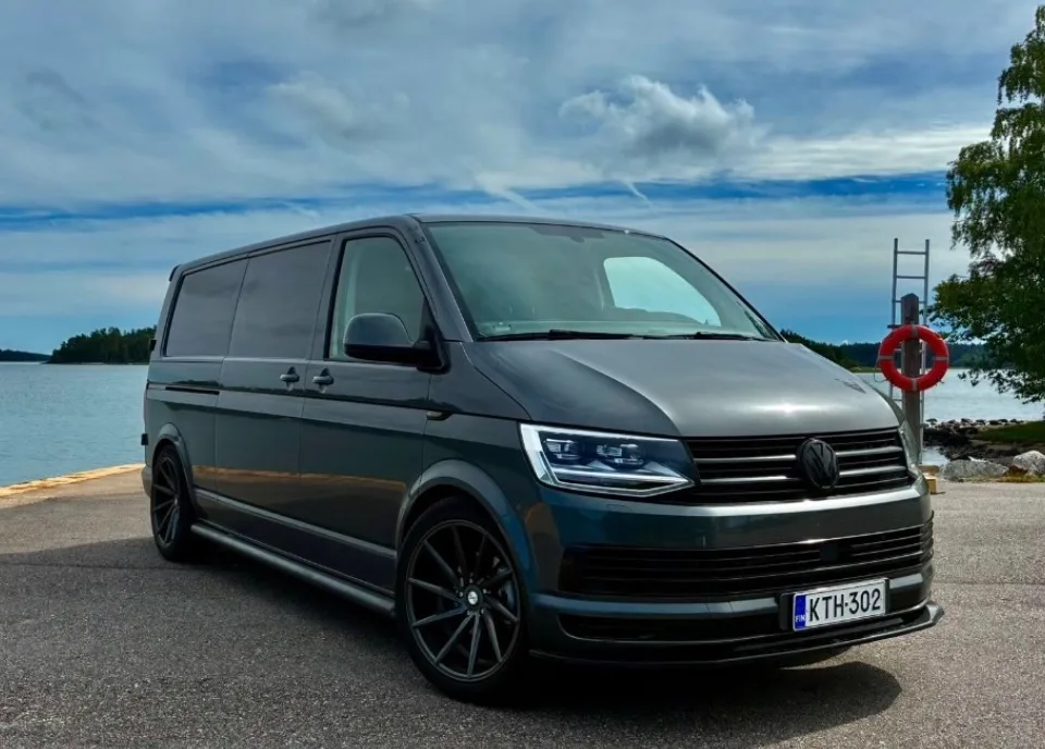 Kuljetus J. Silvánin pakettiauto Turun rannikkomaisemassa